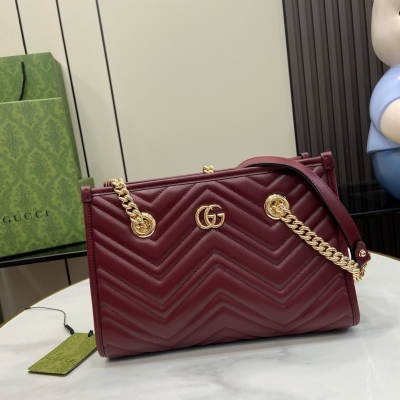 GUCCI古馳 新品 GG Marmont系列小號托特包。這款GG Marmont系列小號托特包以品牌Gucci Rosso Ancora紅色匠心呈獻，選用早秋經典配色演繹標誌性款式，搭配淺金色調配件和象牙白色皮革襯裡，融蘊雋永風範。Guc