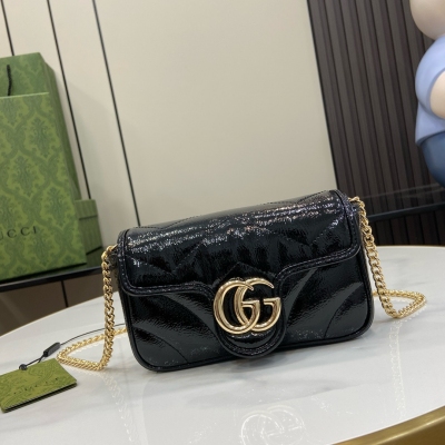 GUCCI古馳 新品 GG Marmont系列超迷你手袋。同色調雙G配件設計在品牌現代風格中注入傳統精髓，為衣櫥帶來雋永單品。這款超迷你鏈條手袋採用標誌性的黑色漆皮絎縫V型皮革打造，內部設有鑰匙扣。黑色漆皮絎縫V型皮革，黃銅配件搭配黑色漆皮