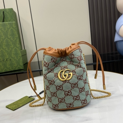 GUCCI古馳 新品 GG 超迷你水桶包。全新系列小皮件靈動玩轉活力配色，匠心呈獻亮眼新作。這款水桶包選用經典抽繩開合設計，搭配實用百搭的鏈條肩帶。全新棕色和淡藍GG帆布與棕色皮革滾邊相得益彰，雙G配件更添一抹亮麗點綴。棕色和淡藍GG帆布，