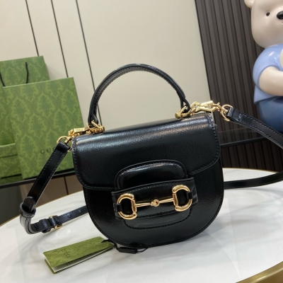 GUCCI古馳 新品 Horsebit 1955系列迷你手提包。Gucci Horsebit 1955系列煥新呈獻迷你肩背包款式，兼具出色百搭特性與實用功能。這款肩背包以黑色皮革匠心打造，翻蓋開合和可拆卸肩帶令整個設計更加豐滿。黑色皮革，淺