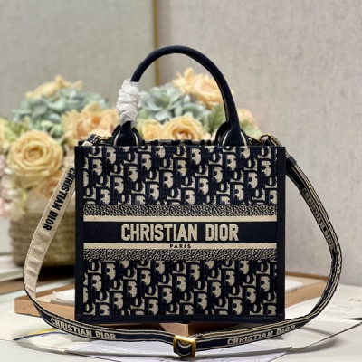 Dior迪奧 蘭D刺繡拼皮配肩帶 新尺寸 Dior Mini Book tote 復古又時髦的凹造型單品 精湛的刺繡工藝完美呈現 隨手一搭就能給搭配帶來亮點 這款mini號太闊愛了8！小小的包型裝點零碎的小東西也很方便呐 誰用誰時髦 稀飯高