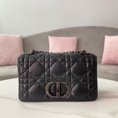 Dior迪奧 新品 中號 DIOR CARO 手袋 灰色牛皮革絎縫超大藤格紋 這款 Dior Caro 手袋結合典雅氣質與現代風範。採用灰色牛皮革精心製作，搭配原創的絎縫效果超大藤格紋緝麵線，別具一格。翻蓋飾以金屬覆層旋鈕式“CD”扣環，靈