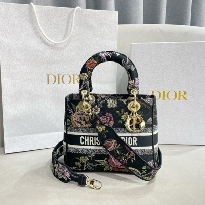 Dior迪奧 中號 LADY D-LITE 手袋 黑色面料多色 Dior Jardin Botanique 圖案刺繡 這款 Lady D-Lite 手袋將經典優雅的氣質與 Dior 品牌的時尚風貌融為一體。通體飾以多色 D-Constell