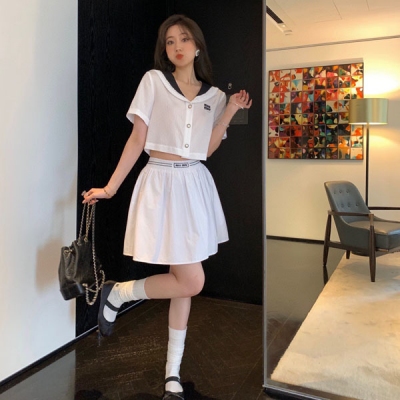 Miu Miu 2023fw 學院風套裝 精緻小女生的溫柔可愛 乖巧的miumiu女孩 細節絕對滿分 娃娃領小短款上衣半裙 減齡必備 SML