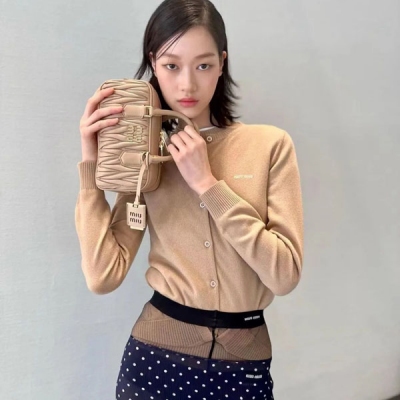 Miu Miu 2023fw 小圓領提花針織開衫 乾淨乖巧的設計日常百搭 質感版型都很贊！小字母提花精緻高級 超細支羊毛紗線 疊穿也不錯哦 SML