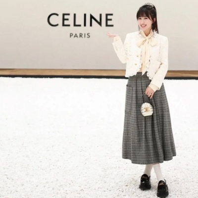 Celine 2023P 超美的蕾絲外套 段位取花蕾絲拼邊，立體剪裁圓領雙口袋經典的H版型 設計自帶慵懶高級感，可甜可鹽隨意搭配超好看，強烈推薦自留款！SML