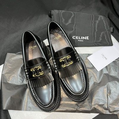 Celine 新款復古樂福單鞋，塞林又出神仙鞋啦！這款樂福鞋上腳真的太美了，第一眼就愛上，這鞋最難的就是鞋頭了，想要達到原版的效果必須手工縫製，搭配原版凱旋門五金扣，質感滿滿！鞋面採用原版牛皮開邊珠，墊腳羊皮，原版大底，碼數35-39