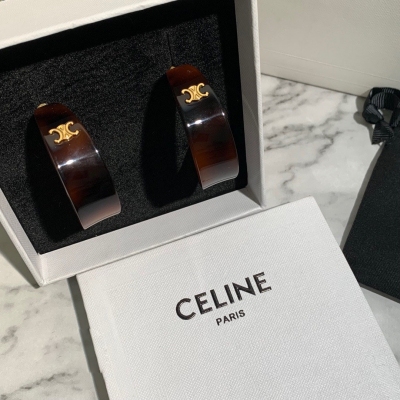 Celine 中古款！中古款！時尚又簡約，又很有創意的設計，立體的愛心非常飽滿，非常仙，非常柔美，落落大方！因為極其簡單的設計，越是要做好，才有那種復古港風味道出來，一股中古風Vintage范，極簡而不簡，個性時髦氣質，非常適合日常搭配