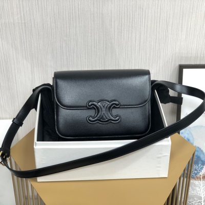 Celine 全新CUIR TRIOMPHE Box 凱旋門logo皮標 牛皮搭配內裡羊皮低調有高級感的復古、新版皮標LOGO相當精緻可肩背/斜挎/手拿、搭配可調節肩帶。尤其適合日常休閒風穿搭 size：22cm 全皮黑色18cm/22cm