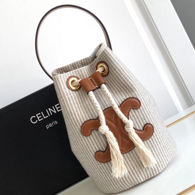 Celine 2024s新品 TRIOMPHE 條紋織物牛皮革抽繩包 條紋刺繡織物+立體凱旋門抽繩小水桶 想要小巧可愛又要容量實用 那非小水桶莫屬啦 一個集實用與美貌於一身的小可愛 超復古 四季可搭 容量 可放手機 錢包 墨鏡 小雨傘 耳機