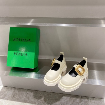 BV Bottega Veneta 2023最新金屬方扣瑪麗珍厚底單鞋，可愛胖胖的鞋型，上腳超級舒服，五金金屬扣裝飾，色澤完美不易氧化，扣帶設計 可自由調節寬鬆，做工精細 車線整齊，鞋面進口定制牛皮，內裡羊皮，跟高5cm，碼數35-39 （