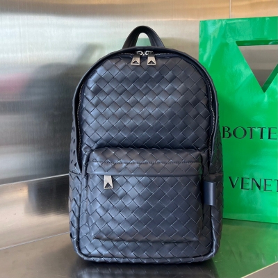 BV Bottega Veneta 新款男士雙肩包 經典編織工藝 柔軟舒適小牛皮 耐造耐磨 自重輕 容量大 是旅行必備的雙肩包了 採用雙隔層設計，並以拉鍊開合，主襯內裡設有一個半分隔層 筆記本也有序收納啦 雙肩背帶可調式 它就是最便捷的背包