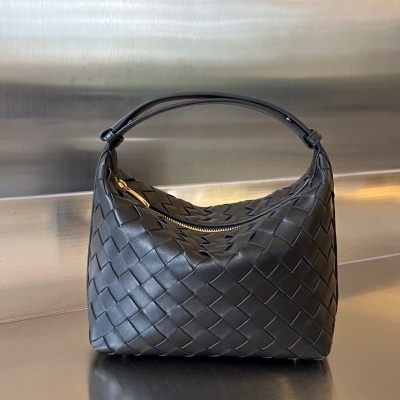 BV Bottega Veneta Wallace肩背便當包 拎上就走的一款飯盒包 經典的intrecciato編織工藝而成 體現了bottega的匠人精神 整個包身採用頂級的happa小羊皮 非常柔軟 輕質 小小的包型可愛也精緻 內裡容量