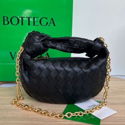 BV Bottega Veneta 早秋新款 JODIE 鏈條新版 該牌子最熱門的 jodie 在原有手拎的基礎上增加了更女性優美的鏈條編織羊皮手感柔軟 飽滿圓潤的造型一直很受歡迎 新版最吸引的地方就是加入了可拆卸的金屬鏈條點綴 可手拿的同