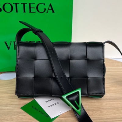 BV Bottega Veneta 新版CASSETTE 鸚鵡綠啞光三角扣 真的很驚豔喲，雙色都市牛皮（Urban leather）皮質硬挺，又時髦，獨一無二鸚鵡綠三角扣，包袋內襯採用翻毛皮工藝與外部形成風格反差，絕無撞包，經典編織，低調奢