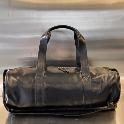 BV Bottega Veneta 葆蝶家出健身包啦，運動季必入單品，日常健身 出行 旅行都可隨心駕馭！油蠟牛皮製成，光澤感強 質感細膩柔軟 肩帶隨意調節斜挎/單肩/手提，男女皆可 容量很大 足夠放下運動時的所有裝備，外出旅行搭配拉杆箱 油