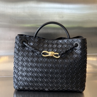 BV Bottega Veneta 2023春夏新款Andiamo手袋 眾多明星同款 經典的全身皮革編織搭配金色繩結扣 夠沉穩也夠瀟灑 整體皆由Nappa羊皮革製成 舒適柔軟且富有動感 可滑動的金屬繩結扣可以調整肩帶，單肩/手伶/斜挎 多種