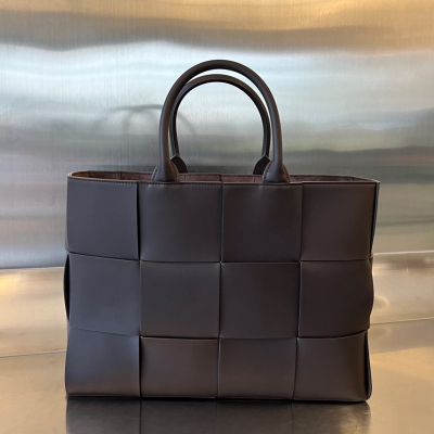 BV Bottega Veneta 2023早春新品 Arco Tote 手拿包 中號Intreccio編織皮革托特手袋 單個可拆卸內部拉鍊口袋 內襯是複合絨面革 一看便愛上了 體態輕盈 小牛皮革質感柔滑 重要的東西也有收納空間 高級感十足