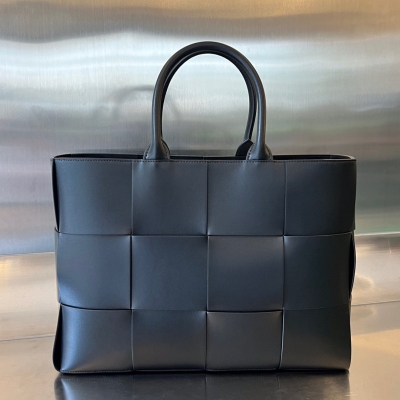 BV Bottega Veneta 2023早春新品 Arco Tote 手拿包 中號Intreccio編織皮革托特手袋 單個可拆卸內部拉鍊口袋 內襯是複合絨面革 一看便愛上了 體態輕盈 小牛皮革質感柔滑 重要的東西也有收納空間 高級感十足