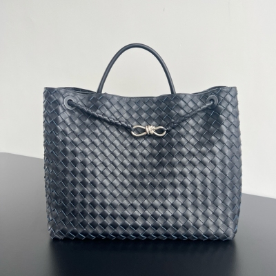 BV Bottega Veneta 2024春夏新款Andiamo手袋 眾多明星同款 經典的全身皮革編織搭配金色繩結扣 夠沉穩也夠瀟灑 整體皆由Nappa羊皮革製成 舒適柔軟且富有動感 可滑動的金屬繩結扣可以調整肩帶，單肩/手伶/斜挎 多種