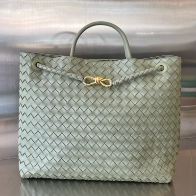 BV Bottega Veneta 2024春夏新款Andiamo手袋 眾多明星同款 經典的全身皮革編織搭配金色繩結扣 夠沉穩也夠瀟灑 整體皆由Nappa羊皮革製成 舒適柔軟且富有動感 可滑動的金屬繩結扣可以調整肩帶，單肩/手伶/斜挎 多種