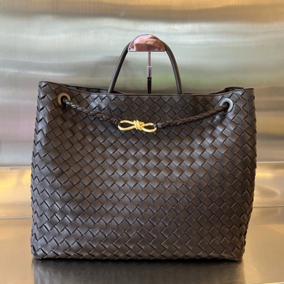 BV Bottega Veneta 2024春夏新款Andiamo手袋 眾多明星同款 經典的全身皮革編織搭配金色繩結扣 夠沉穩也夠瀟灑 整體皆由Nappa羊皮革製成 舒適柔軟且富有動感 可滑動的金屬繩結扣可以調整肩帶，單肩/手伶/斜挎 多種