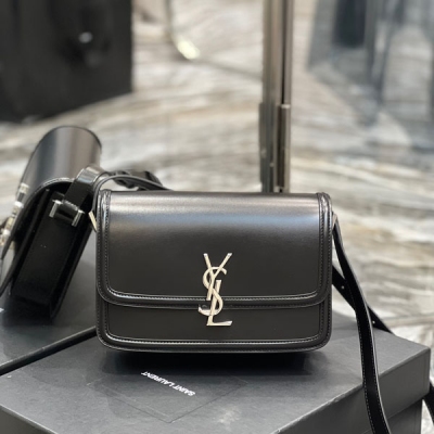 YSL聖羅蘭Yves Saint Laurent SOLFERINO BOX 黑色配銀扣 23cm 必火爆款，還沒上市就攻陷了整個時尚圈，懷舊左岸，靈感來自巴黎左岸街名Rue De Solferino為名！包包採用原廠細牙籤紋Box牛皮