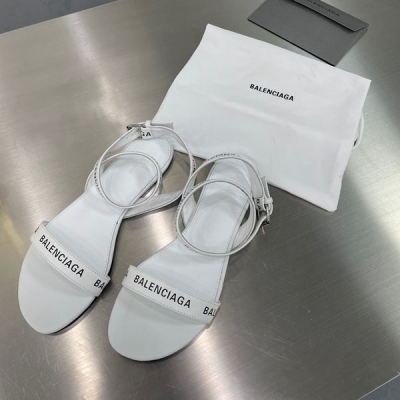 Balenciaga巴黎世家 BALENCIAGA 巴黎世家新款一字帶字母涼鞋，還原正品級別面料 進口混種羊皮 顏色 光澤 柔軟度均一致！同色羊皮內裡，墊腳回力墊芯，上腳舒適柔軟，鞋底採用原版開模字母橡膠大底，碼數35-41（40/41定制