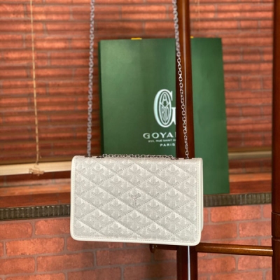 Goyard(戈雅) 新款Alexandre III包上新，此包是一款絎縫鏈條包增添了Goyard獨特的魅力。其別致而巧妙的金屬鏈帶可調節出兩種長度，即可變化為如今最流行的腋下包背法，亦或是單肩背法，都可以隨意自由轉換。內飾由天鵝絨皮革，觸