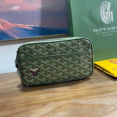 Goyard（戈雅）限量款CAP-VERT相機包牛油果綠出貨啦綠色是非常有質感的顏色，限量數量極少，實物更耐看，極簡線條設計，包型休閒百搭小巧又實用，簡單搭配都能Hold住，屬於Goyard爆款包型，限量版包身都帶有限定三色標誌，尺寸：尺寸