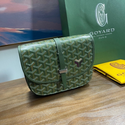 Goyard（戈雅）單扣郵差包2023限量款牛油果綠出貨啦實物巨美，郵差包設計真的太經典了，開合方便，內置三個口袋，可收納日常必需品，輕便實用款，男女都可背，包身都帶有限定三色標誌，尺寸:底 22cm 高15cm 寬6.5cm