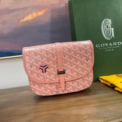 Goyard（戈雅）單扣小號郵差包限量款櫻花粉出貨啦，沒有任何女生可以拒絕粉色誘惑吧 更何況是限量版，單扣更方便了一些，內置三個口袋，可妥善收納日常必需品，輕便實用，美貌與實力並存 包身都帶有限定三色標誌，尺寸:底 22cm 高15cm 寬