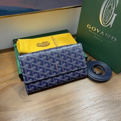 Goyard戈雅 新款上市varenne兩折小挎包，出街必備單品，配有可拆卸牛皮肩帶，風格多變，即可斜跨，又能拆卸肩帶當錢包使用，內含12個卡位元，容量大，輕鬆放下兩部手機，男女皆可，現貨11個顏色，尺寸:長19.5 高11cm