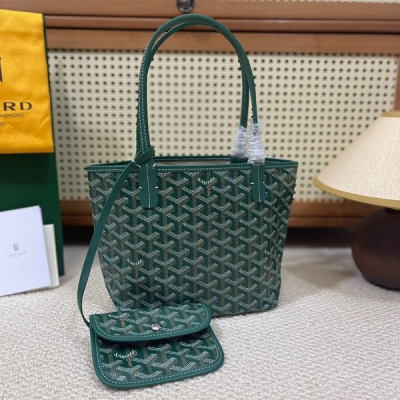 Goyard（戈雅）成立於1853年，已超過150年的歷史，面料以麻，棉及大麻纖維混合織成後再塗上光面的樹膠醛醣，防水，結實，耐用，備受明星，王室，貴族的熱捧，11個顏色正品購入打造，小巧玲瓏，超級實用的一款小包，另配一個精緻零錢包，尺寸: