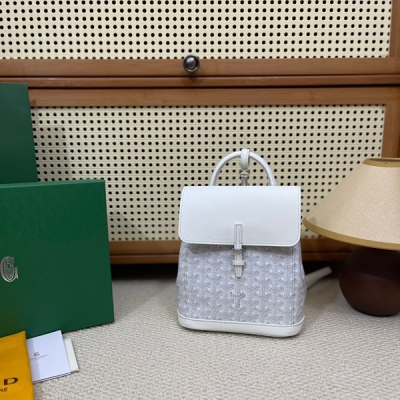 Goyard戈雅 新版本二代mini Alpin出貨啦 以Goyard秉承的傳統工藝，在細節之處盡顯巧思，精心放置的一些金屬環，匠心打造的牛皮手柄，由原先的抽繩更換為側邊按扣開合更為方便，是一款實用多功能包，可手拎，也可肩背或斜跨在身上，還