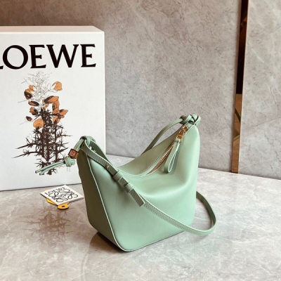 Loewe羅意威 爆款hobo 來啦 現貨秒發 新版型的hammock吊床腋下包 出道即頂流，真香！頭層牛皮質感柔軟細膩 自重輕盈 容量可觀 手提 腋下 斜挎自由切換 一上新就秒空的節奏 沖啊！size：28*17*9.5cm