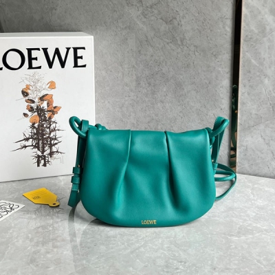 Loewe羅意威 最新系列Paseo新成員Paseo Satchel 自然隨性的褶皺 沒有一絲多餘的裝飾 自帶長短兩根肩帶 手拎、肩背、斜挎都很有范兒 高級感滿滿 清爽純欲風！自帶低調奢華感濾鏡 非常彰顯品味！size：25*17*8cm