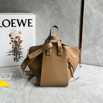 Loewe羅意威 2023單色釉緞面系列出貨時尚界“變形金剛”—Hammock bag吊床包設計新穎百變 大容量、單肩、斜挎、手拎、N種背法，上身比例都恰到好處一包多用 無所不能！特顯高級 更致命的超適合街拍 凹造型之餘還特能裝 分分鐘能將