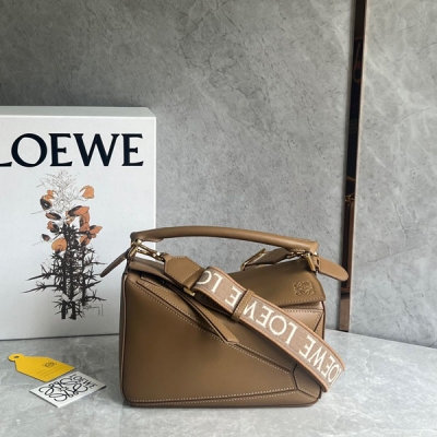 Loewe羅意威 單色釉Puzzle幾何包出貨！靈感來自中國傳統的單色釉陶瓷 完美詮釋：美到極致是自然 單色釉系列從包身到五金通體一色緞面牛皮材質光滑柔順，乾淨俐落配上辨識度極高的刺繡寬肩帶，散發著一種渾然天成的高級時髦感 配上同色系陶瓷兔