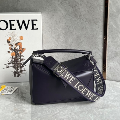 Loewe羅意威 買puzzle送肩帶 新版來咯，自頻寬帶喲 全新?PUZZLE 緞面牛皮Anagram刺繡肩帶 上手就可以感受的到的質感，讓你拎出去立馬奪目，經典造型配上編織提花肩帶，絕了閉眼沖