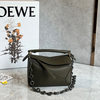 Loewe羅意威 puzzle新色卡其綠到貨 簡約大氣的幾何設計可甜可鹽定制小牛皮 棉麻內襯 mini號小身材大容量口紅，粉餅統統進來 毫無壓力哈 size:18*11*7.5cm/迷你 配包裝