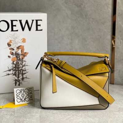 Loewe羅意威 puzzle 再添一員 最新薑黃拼出貨 簡約大氣的幾何設計 可甜可鹽定制小牛皮 隨便揉捏 包型都不變 手感舒適上身氣質立馬up 立體包型還蘊藏著非凡的容量 是永遠都囤不夠的熱門單品啊size:24*10*14cm/小號 配