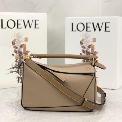 Loewe羅意威 爆款沙色Puzzle 採用進口珠地小牛皮運用了獨特剪裁 搭配平紋拼接而成 其獨特荔枝皮紋路 讓包身整體感覺增添別樣的韻味 Size：小號24*16*10cm 配包裝