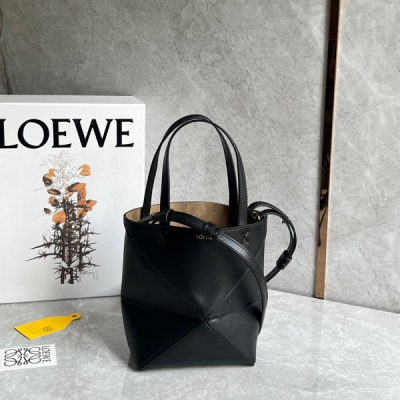 Loewe羅意威 爆款橫空出市 puzzle fold 系列可折疊托特包 整個包身選用納帕小牛皮 以折紙為靈感的PuzzleFold Tote線條俐落，低調不張揚。質感超軟，而且巨巨巨能裝，最妙的點在於可快速還原為易於收納的平面正方形，肩帶