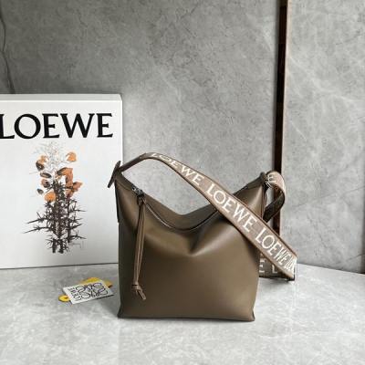 Loewe羅意威 現貨秒發 男士Cubi 上新啦！單肩斜挎包 採用柔軟光滑的小牛皮製成，配有提花字體肩帶 斜挎 單肩、 肩帶調節肩帶 容量大基本都能裝下 情侶款酷酷的同時又不失優雅！Size:29.5x22x10.5cm 配包裝