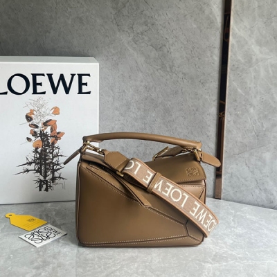 Loewe羅意威 新版來咯，自頻寬帶喲 全新? puzzle 緞面牛皮Anagram刺繡肩帶 上手就可以感受的到的質感，讓你拎出去立馬奪目，經典造型配上編織提花肩帶，絕了閉眼沖 買puzzle送肩帶