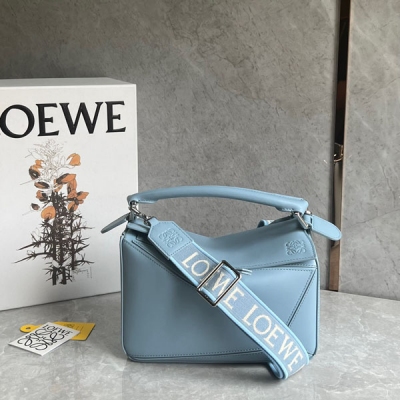 Loewe羅意威 新版來咯，自頻寬帶喲 全新? puzzle 緞面牛皮Anagram刺繡肩帶 上手就可以感受的到的質感，讓你拎出去立馬奪目，經典造型配上編織提花肩帶，絕了閉眼沖 買puzzle送肩帶