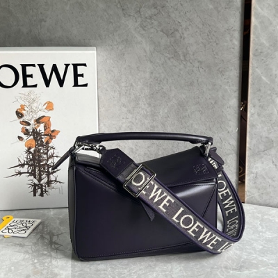 Loewe羅意威 新版來咯，自頻寬帶喲 全新? puzzle 緞面牛皮Anagram刺繡肩帶 上手就可以感受的到的質感，讓你拎出去立馬奪目，經典造型配上編織提花肩帶，絕了閉眼沖 買puzzle送肩帶