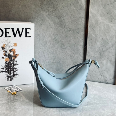 Loewe羅意威 爆款hobo 來啦 現貨秒發 新版型的hammock吊床腋下包 出道即頂流，真香！頭層牛皮質感柔軟細膩 自重輕盈 容量可觀 手提 腋下 斜挎自由切換 一上新就秒空的節奏 沖啊！size：28*17*9.5cm 配包裝