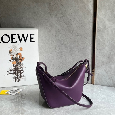 Loewe羅意威 爆款hobo 來啦 現貨秒發 新版型的hammock吊床腋下包 出道即頂流，真香！頭層牛皮質感柔軟細膩 自重輕盈 容量可觀 手提 腋下 斜挎自由切換 一上新就秒空的節奏 沖啊！size：28*17*9.5cm 配包裝